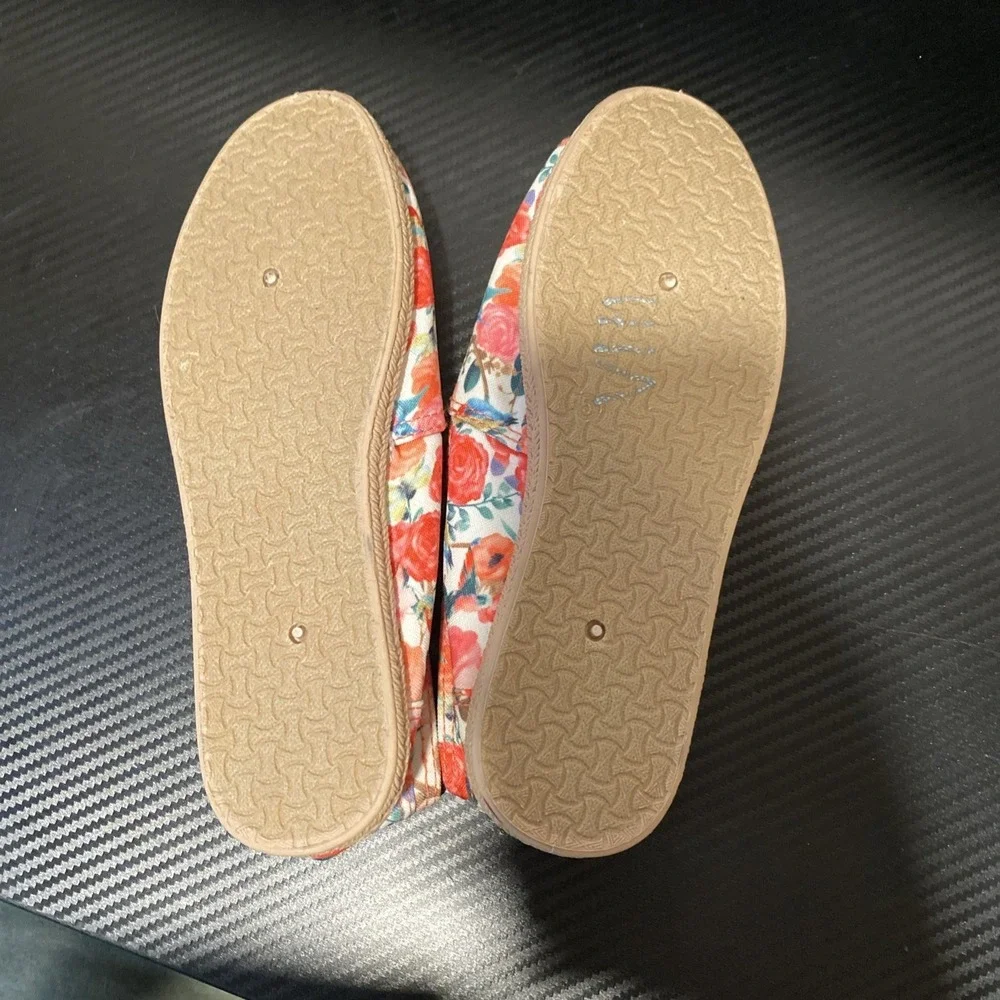 US‎ Sports Slip On Shoes Girls Size 5 Floral Flat